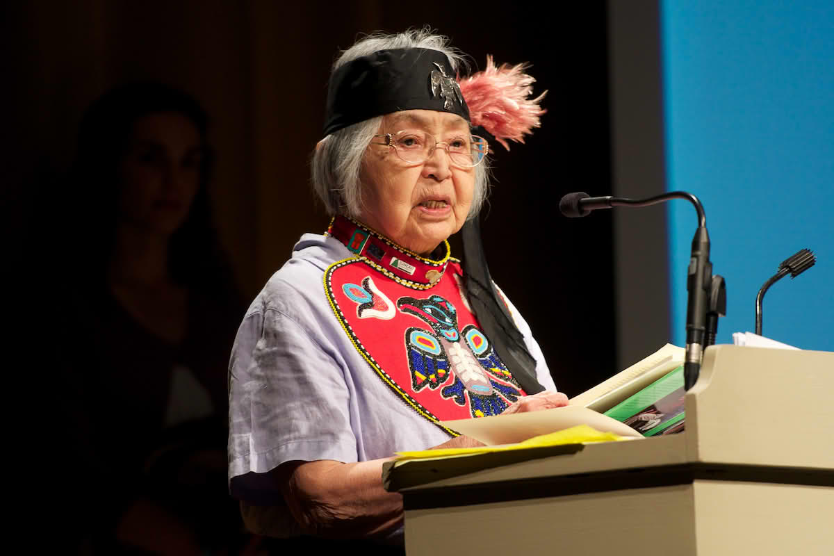 Nora Dauenhauer taler ved Indigenous Leadership Award i 2011.