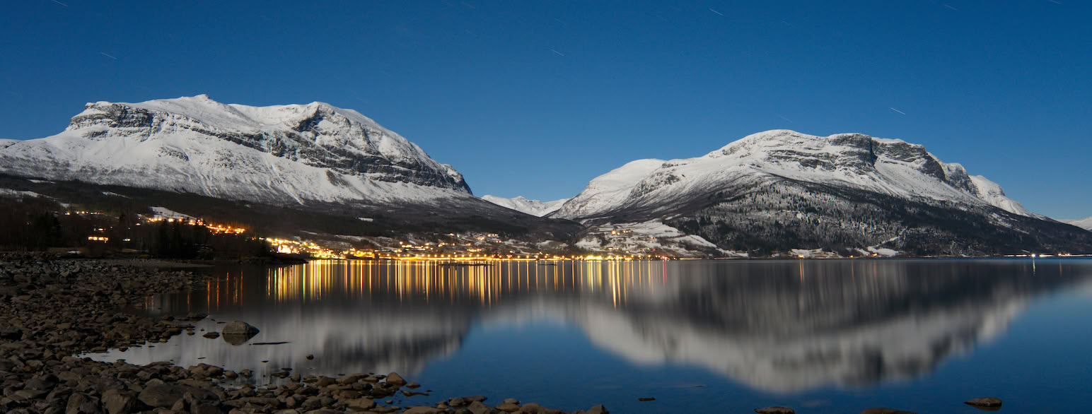 Vangsmjøa med tettstaden Vang, på nedsida av fjella Grindane og Bergsfjellet