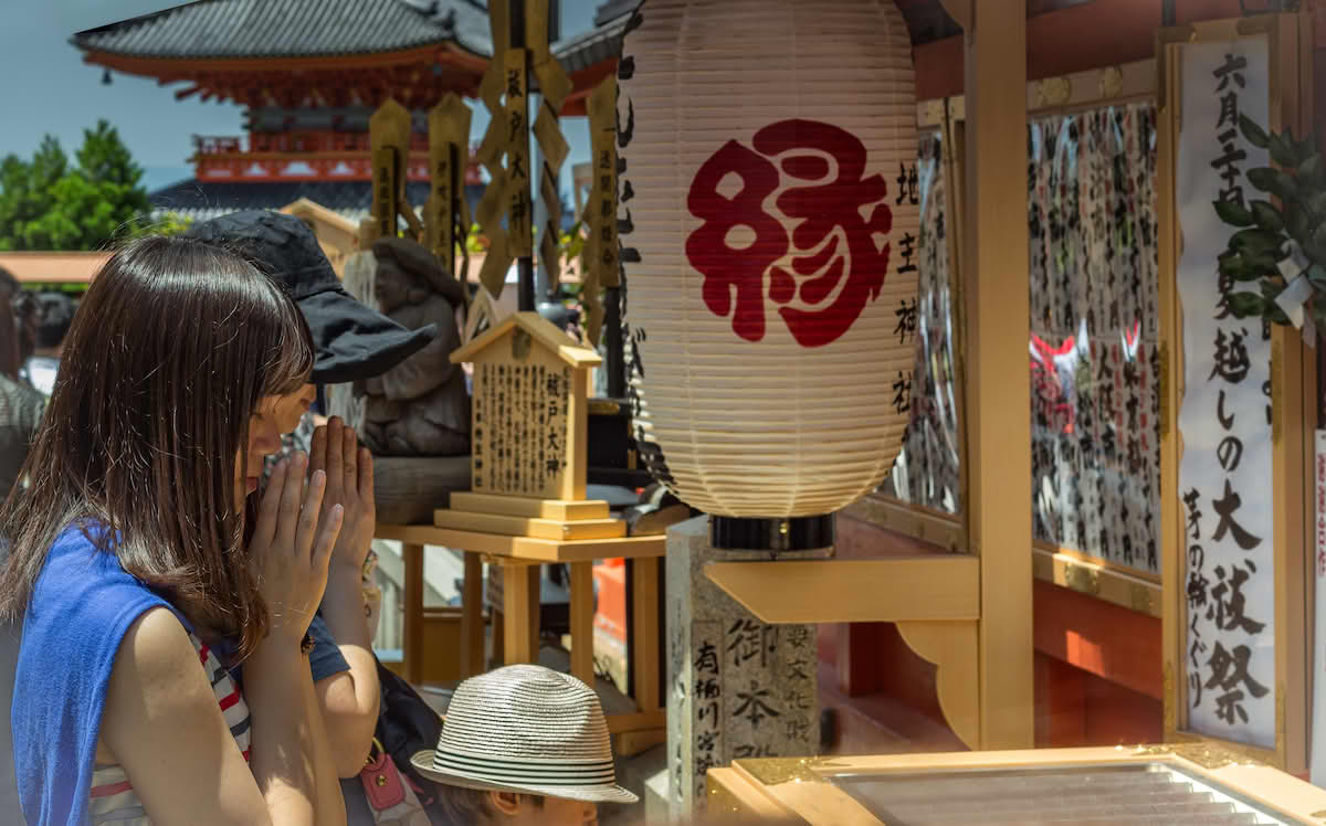 I bønn i Kiyomizudera tempelet i Koyoto