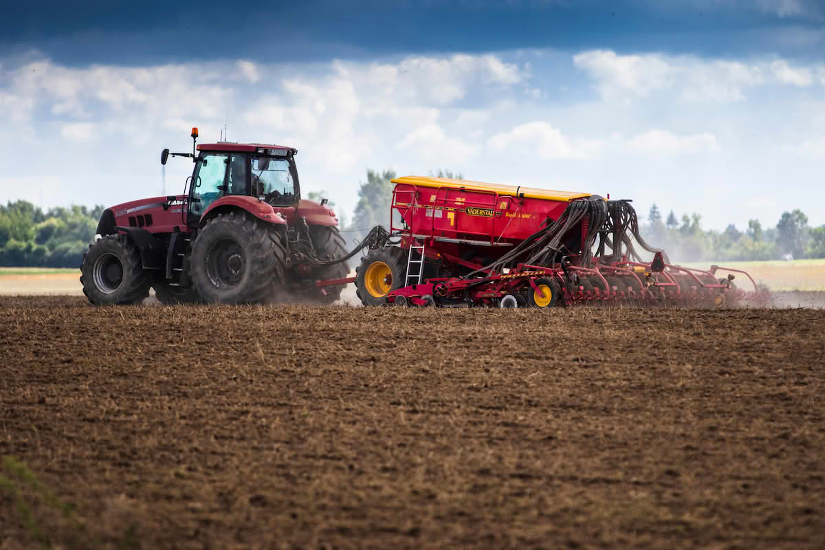 Traktor med kombisåmaskin