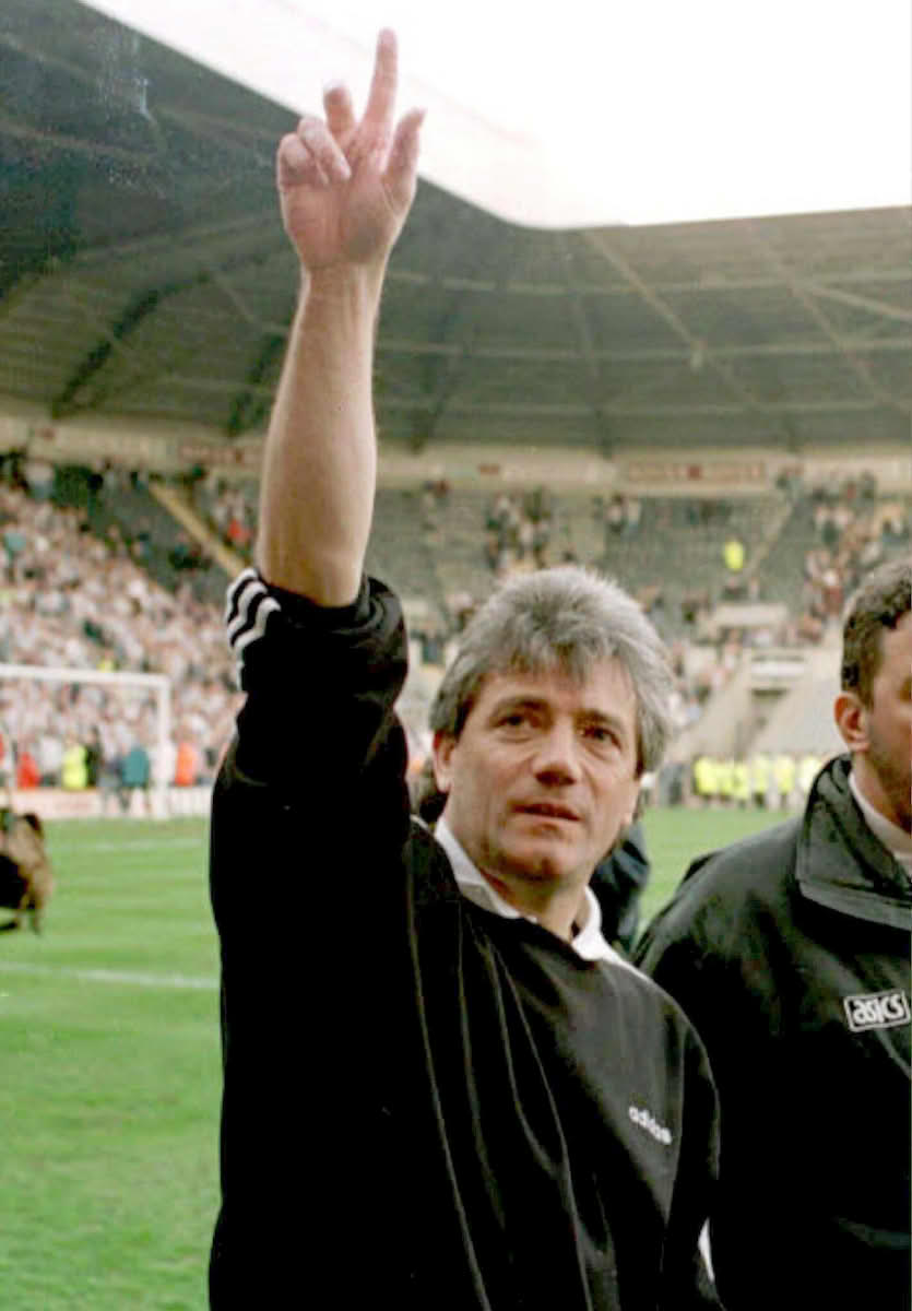 Kevin Keegan løfter den ene armen i hilsen til publikum inne på fotballstadionet St. James' Park.