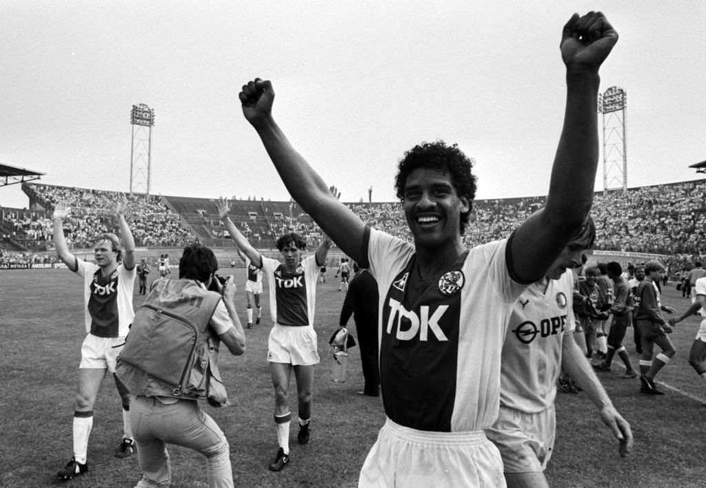 Frank Rijkaard for Ajax etter at de har slått Feyenoord 4-2. I bakgrunnen ser vi Ronald Koeman og Marco van Basten (19.mai 1985).