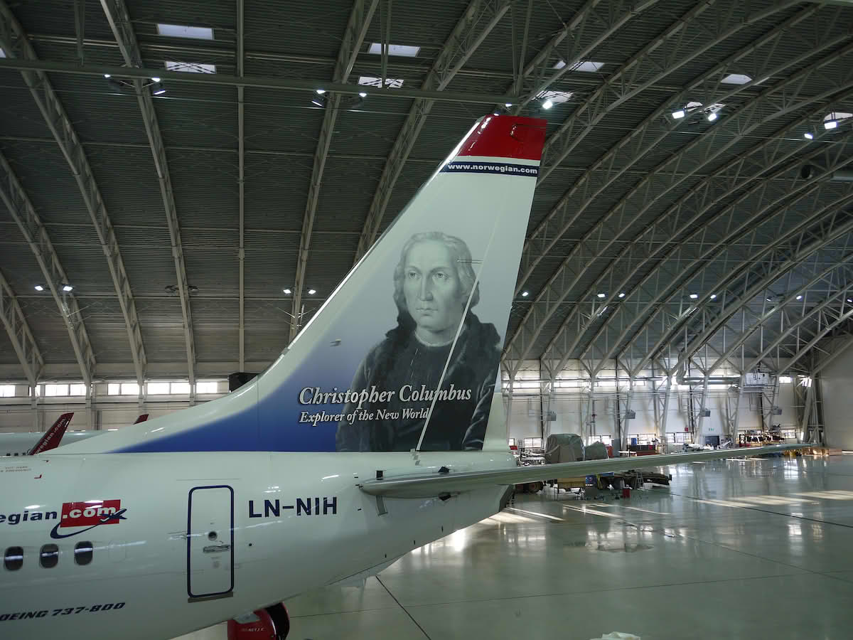 Norwegian LN-NIH i hangar på Gardermoen/OSL