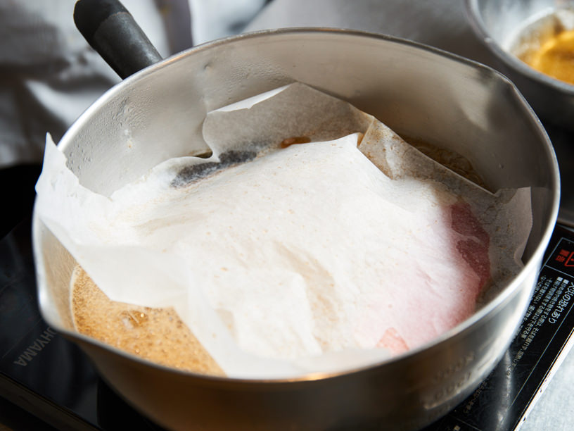 落し蓋をして煮ているイメージ