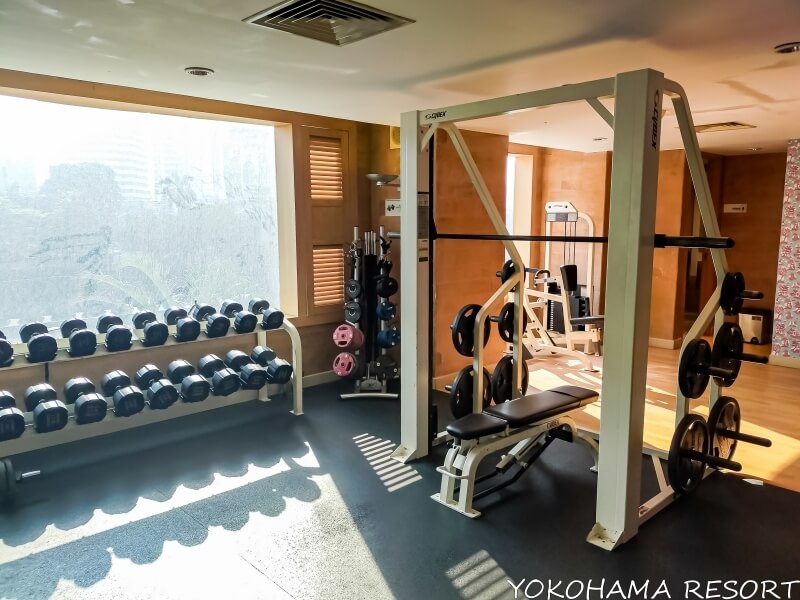 フィットネスセンターのマシーン