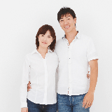 旦那の年収一千万円、貯金二千万円。
妻は派遣のフルタイムで年収250万円ほど。

首都圏のマンションを借りて、車はせいぜい一台。
娯楽費等は妻の稼ぎから。 夫婦二人なら人並みの生活はやっていけますか？