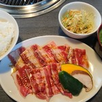 焼肉 いちこま - 料理写真:牛カルビ定食850円、2週間前のと比べ、たまねぎ→しいたけ、漬け物→サラダ、味噌汁のネギ→三つ葉(セリ？)に変わってました