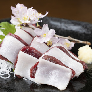 生の鯨！本皮付刺身