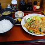 満腹屋 - 豚生姜焼き定食　800円(税込)