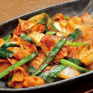 熱々で提供する「豚キムチ」◆多彩なコースもご用意！