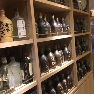 日本清酒和烧酒为主，还有法国葡萄酒和香槟等多种选择