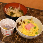 Toyoko Inn Osakaya Shi Kosaten - 朝食のちらし寿司・味噌汁・納豆２０１９年３月