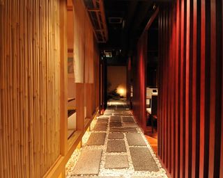 Washoku Wasake Kiwami - 地下は、白い玉砂利と石畳の、品を感じる路地