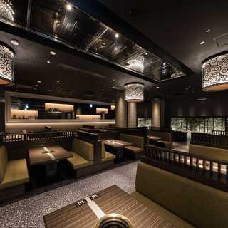 高級感あふれる、ゆったりと落ち着いた店内でお寛ぎください