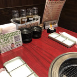 焼肉坂牛 - 卓上だれと小皿♪