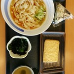 どんどん庵 - きしめん並·揚げ·わかめ·高菜おにぎり。560円。