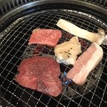 焼肉 きざくら - 少しづつ焼くのは 貧乏人の焼き方