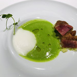 109295011 - グリンピースのスープ　ミント風味の牛乳の泡　リードヴォーとヘーゼルナッツ　キャベツ　ヘーゼルナッツオイルとレモンの香り　フランス産サラミ