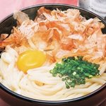 六車 - 当店オリジナルの釜抜きうどんです。かつお風味と卵とうどんが絡み合った、カルボナーラのような食べ方でお楽しみ下さい。