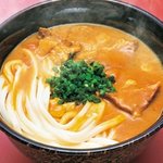 六車 - 牛肉と野菜の入った本格的なカレーうどんです。