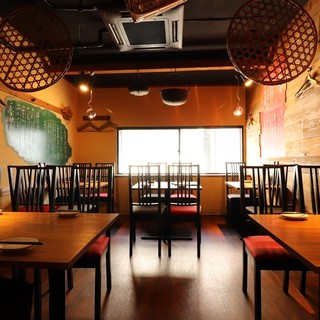 【1階】カウンター9席、2名×2【2階】4名テーブル×8