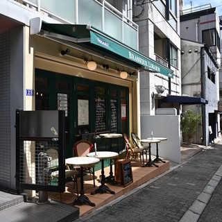 三宮駅から徒歩8分。解放感ある店内で本場ブラッスリーの雰囲気