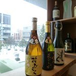 花ひらく - 店名の入った焼酎のディスプレイ