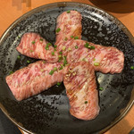 聖幸苑炭火焼肉 - なぜかこんな良いカルビも登場！？