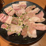 聖幸苑炭火焼肉 - 豚バラ、Pトロ、若鶏