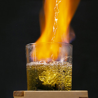 当店自慢。アツアツの「奈る実・特製ひれ酒」で乾杯