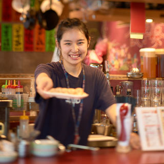 店内はレトロな雰囲気で明るいスタッフがお出迎え