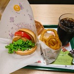 モスバーガー - 野菜やソース多めにすると特注のシールが貼られます