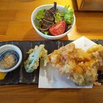 とりやき サントリ食堂 - メインのとり唐揚げとサラダ