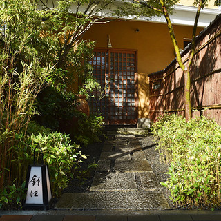 凛としながらも居心地の良さが充ちる美食の空間