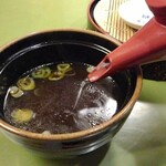 天狗 - 蕎麦湯を注ぎます