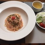 黄色い看板 - 『ランチ』たっぷりソースの明太子パスタ