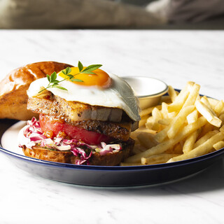 ボリューム満点◎名物ハンバーガーは和風ソースがアクセントに♪