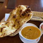 Ganesh Numata Ten - 午餐B套餐800日圓（我選擇了雞肉咖哩。）
      烤餅的光澤真是驚人。