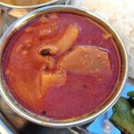 ルーフトップ ビアガーデン ヨコハマ - ベジカレー（アルタマ（発酵タケノコとジャガイモ）、ブラックアイドピー（黒目豆）入り）