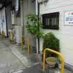 グルマンマルシェ - 西隣にある看板です。