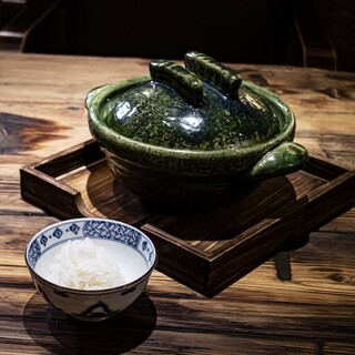 銀シャリは、紫香楽焼きの特注ごはん鍋、中川作の一級品です。