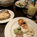 THE CITY BAKERY BRASSERIE RUBIN - 左からパン、北海道産柳タコのカルパッチョ仕立て、スモークサーモンとオレンジのセヴィーチェ、マッシュルームパルミジャーノ