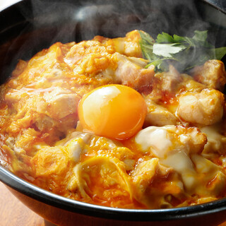 〆は香ばしい触感と炭の香りをつけた焼き鳥屋ならではの親子丼