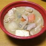 모츠야키 카메야 - 모츠(내장)와 당근, 곤약, 구운 두부, 토란이 들어간 '모츠煮込み(519엔 세금 포함)'