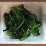 韓国料理 明洞 - もやしのナムル、ほうれん草、イカの入ったキムチ