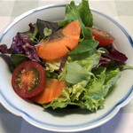 シェ・モア - 岩手県産鶏のトマト煮込みにはサラダが付いています。