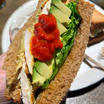 node - アボカド、豆のペースト、ハリッサチキンのサンドイッチ