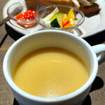 node - アボカド、豆のペースト、ハリッサチキンのサンドイッチ