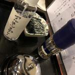 うなぎ安田屋 - テーブルにもアルコールスプレー