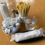 けやき - お冷や、おしぼり、テーブルセット